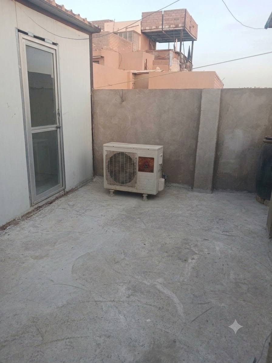 مشتمل  سر قفليه طابق ثاني معزول غرفه وهول وملحقاته وسطح سعر سرقفليه  15مليون واجاره كل ثلاثة اشهر  650 الف
المكان كاظميه نعش خانه  اخر فرع من جهت ساحه العروبه  قريب من شارع صاحب الزمان يبعد عن الإمام الكاظم 5 دقايق مشي كلشي متوفر بي نت خط مولده موطور تانكي 
سبالت عدد 2   غرفه بالسطح سندويش  4×4 
تواصل واتساب ***********
