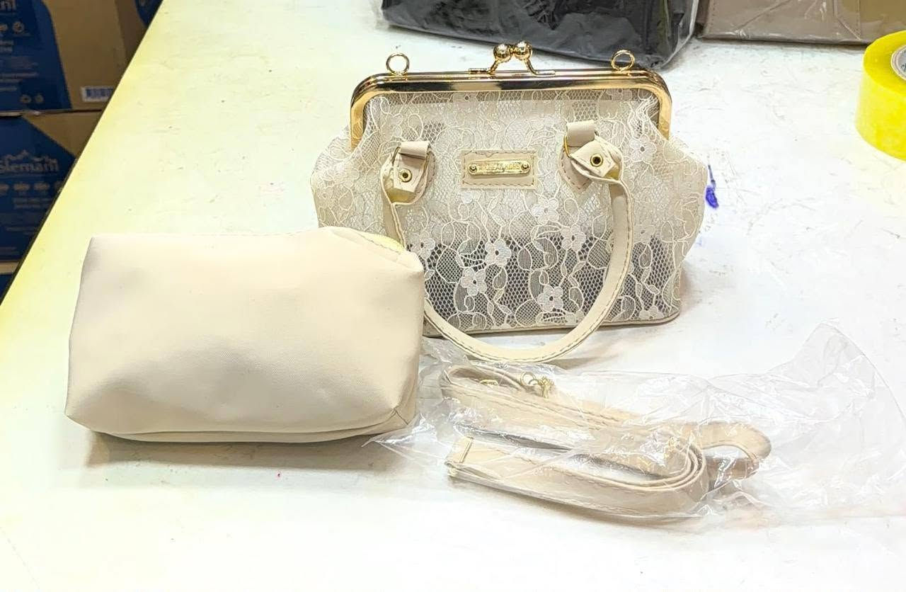 👜✨ أناقة تكمّل إطلالتك!
حقائب نسائية بتصاميم أنيقة وعصرية، تناسب كل ذوق وكل مناسبة 🤍
اختاري حقيبتك المفضلة وخلي تفاصيل إطلالتك تحكي عنكِ ✨
💫 موديلات مميزة
🎀 ألوان جذابة
👜 عملية وأنيقة
📩 للطلب والاستفسار راسلونه خاص او على الواتساب 
#حقائب_نسائية #شنط_نسائية #حقائب #شنط #اكسسوارات_نسائية #العراق
