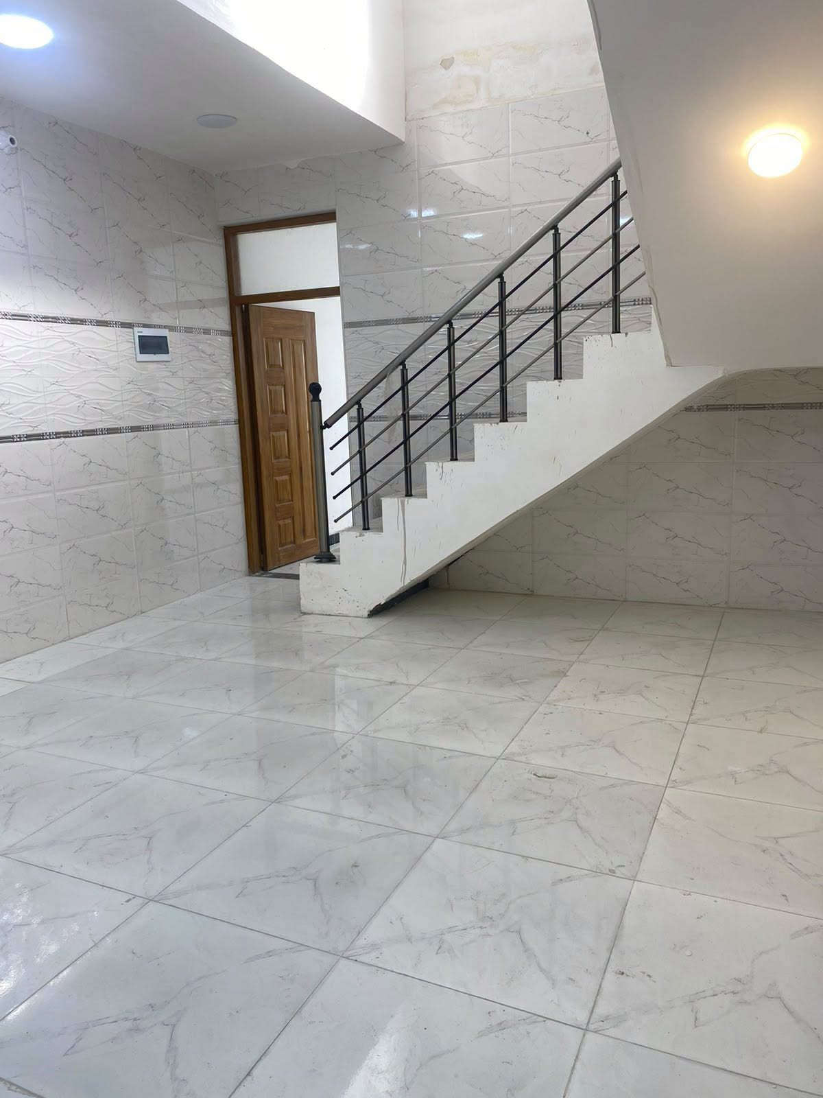 دار للإيجار بناء جديد مساحة 100 متر ✅
البيت طابق ثاني درج معزول خارجي 
حي البساتين السلام شارع ابو رحاب 
سعر الايجار 300 الف قفل 
***********
