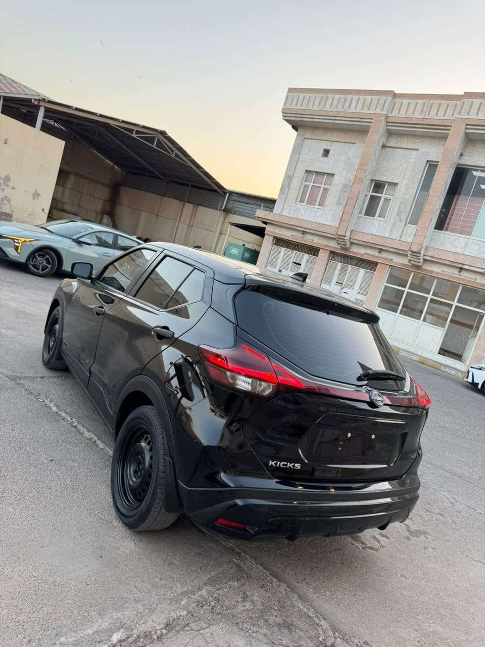 Nissan kicks 2024 s
جملغ و نص بوند صبغ و حافة الباب تعديل بارد 
۲۰ الف ميل ماشية 
 كل شي بلادي شركة 100
شرط الترقيم 
سعر : 108$ مجال
مکان : عقرة - ئاكرى
رقم : *********** كورك
واتساب *********** اكر, نينوى
