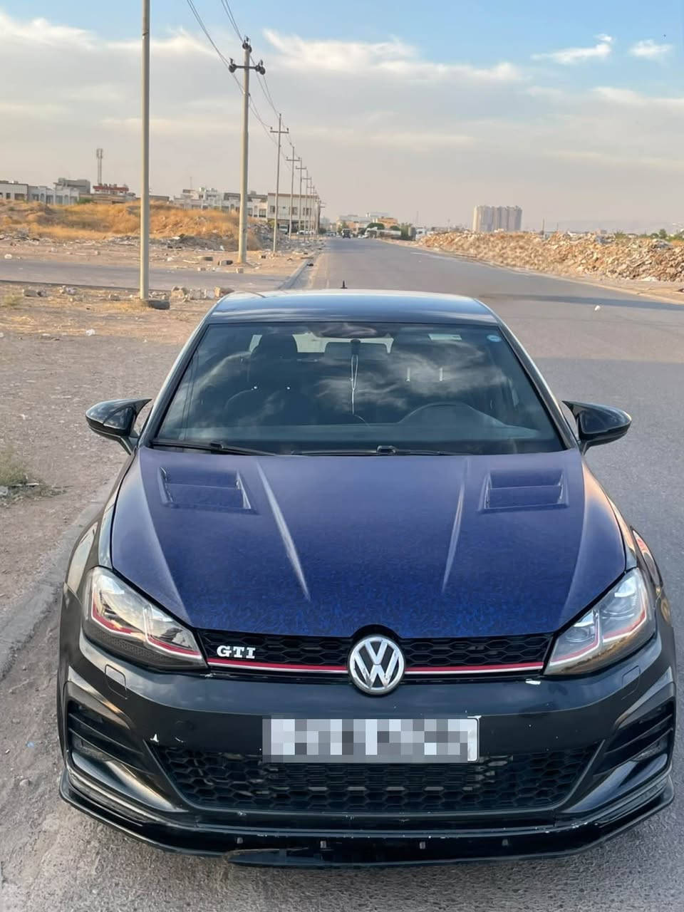 كولف gti ٢٠١٧
سه يارەکە بەس بۆنیتی بؤياخه
ژۆرێی نیە پێش و پشت کەپس
دەرگەیەکی ٢ بست ساردەکوتە 
رەقەم و سەنەوی نوێیە
سیستەم صەوتی لەسەرە
به گلایت سمۆك
كێر تؤماتيك و ٣ گێر
٣ مۆدى لێخورين
نۆرماڵ + یکۆ + سپۆرت
سەیارەکە مەکینەی کرایتەوە
گێر و مەکینە بەشەرت
ويلى ١٩ ئينجى ثارٍ
موشتەری نی چات مەکە تکایە 
120 $ وەرەقە و ماجالێکی کەم
 3VW4T7AUGHM002232
*********** أربيل, العراق
