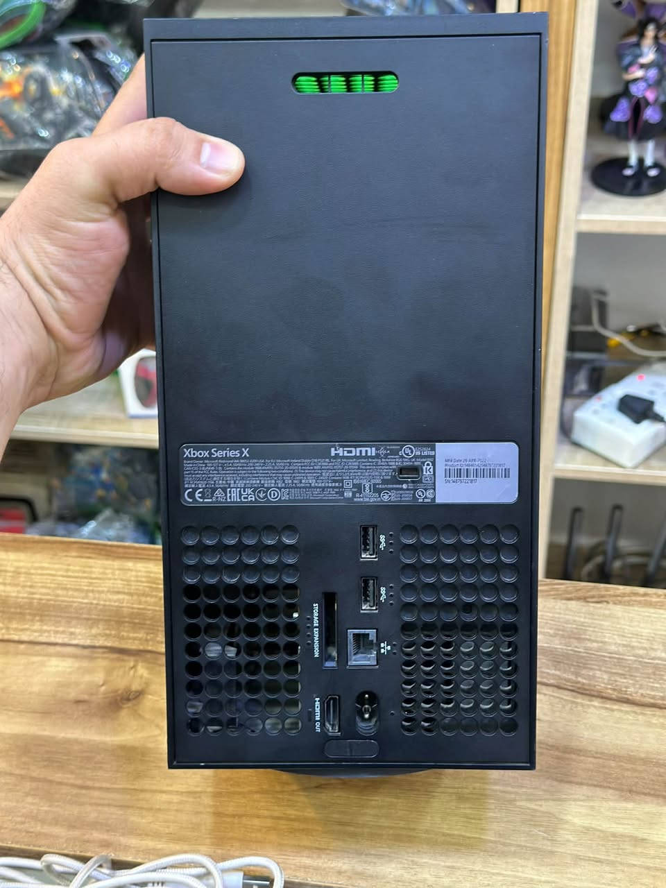 سلام عليكم 
Xbox series X 

* 🎮 المعالج: AMD Zen 2، ‏8 أنوية، حتى 3.8GHz
* 🎨 كرت الشاشة: AMD RDNA 2
* ⚡ قوة الرسوميات: 12 تيرافلوب
* 🧠 الرام: 16GB GDDR6
* 💾 التخزين: SSD NVMe مخصص 1TB
* 🖥️ الدقة: True 4K
* 🚀 الإطارات: حتى 120FPS بالألعاب المدعومة
* 📺 HDMI: HDMI 2.1
* 💿 قارئ الأقراص: 4K UHD Blu-ray
* 🔌 USB: 3 منافذ USB
* 🌐 الشبكة: Wi-Fi ثنائي النطاق + Ethernet Gigabit
* 🎧 يدعم Dolby Atmos وميزات صوت متقدمة
* 📏 الأبعاد: 15.1 × 15.1 × 30.1 سم
* ⚖️ الوزن: حوالي 4.45 كغم
* 🔄 يدعم ألعاب أجيال Xbox السابقة، مع Quick Resume وتشغيل سريع.

موديل 2022
الجهاز مفتوح فقط مبدل ريشة مال فان 
الجهاز كامل ملحقات الاصلية 
2 جوستك اصلي
بدووون كارتونة 

السعر 625 الف
العنوان / الدورة جمعية خير الله 
متوفر توصيل جميع محافظات العراق

‭***********‬
