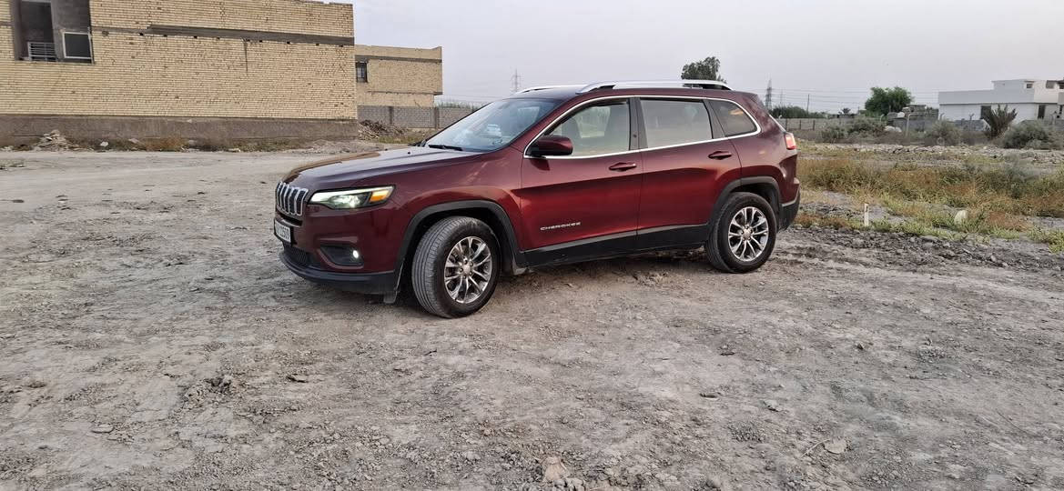 ســـلام عـلـيـكـم
سيارة : jeep Cherokee 

موديل السيارة : 2019

نوع الصنع : وارد امريكي 🇺🇸

مكان السيارة : بغداد

ممشى السيارة : 88 الف ميل 

⚙️:محرك السيارة بحجم 2400cc و ناقل الحركة 9 سرعات 

المحرك و ناقل الحركة مكفولات ✅

تخم تايرات جديده

سنوية و هزة جديدة 🤍

🛑مـواصـفـات🛑

1- كاميرا خلفية 

2- شاشة 

3- Apple car play &Android Auto 

4-كراسي جلد

5- سايد بريك كهربائي 

6- كرسي كهرباء 

7- تحكمات ستيرن 

وباقي المواصفات معروفة بفئة (latitude)

🎦 صور الحادث مرفقة في المنشور امريكا 

وصار بيه حادث بالعراق ربع الجاملغ الامامي  

والبنيد صبغ اثر جراد 

السعر : 132$ و بيها مجال لان مستعجل عله البيع  🤍

الرقم :  ***********

