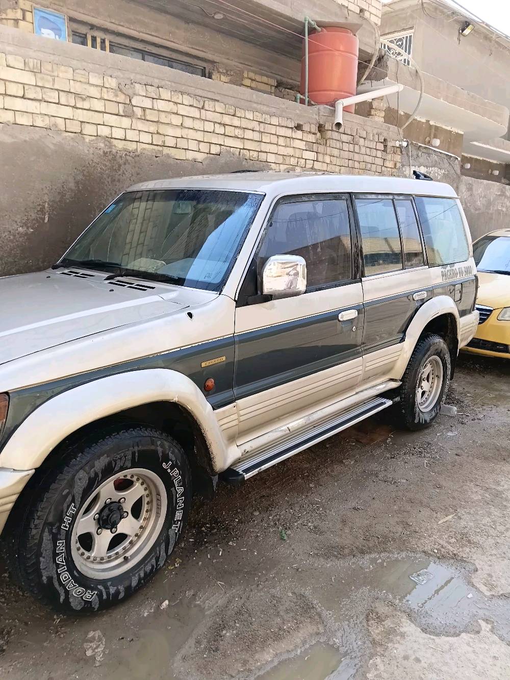 باجيورا  91 بلادية مكفولة  من الصبغ والضربة القوية تبريد فقط كبريسر تحتاج 
طخم تاير شواصي جدد فتحة بالقمارة شغالة بدون خياس مكينة اصلي گير عادي فور ويل  مراوس بمارسيدس رقمها كاليزي
الموديل بالضبط  باجيرو 91؟ يعني  
V3000   6

بغداد مدينة الصدر 

مكينة كير نشطة جديد  
بيها مجال اذا ماروس بمارسيدس بعد افضل 