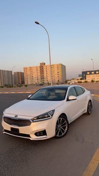 السلام وعليكم كيا كادينزا 2020 خليجية بصمتين بلادي ماشية98 الف رقم وسن...