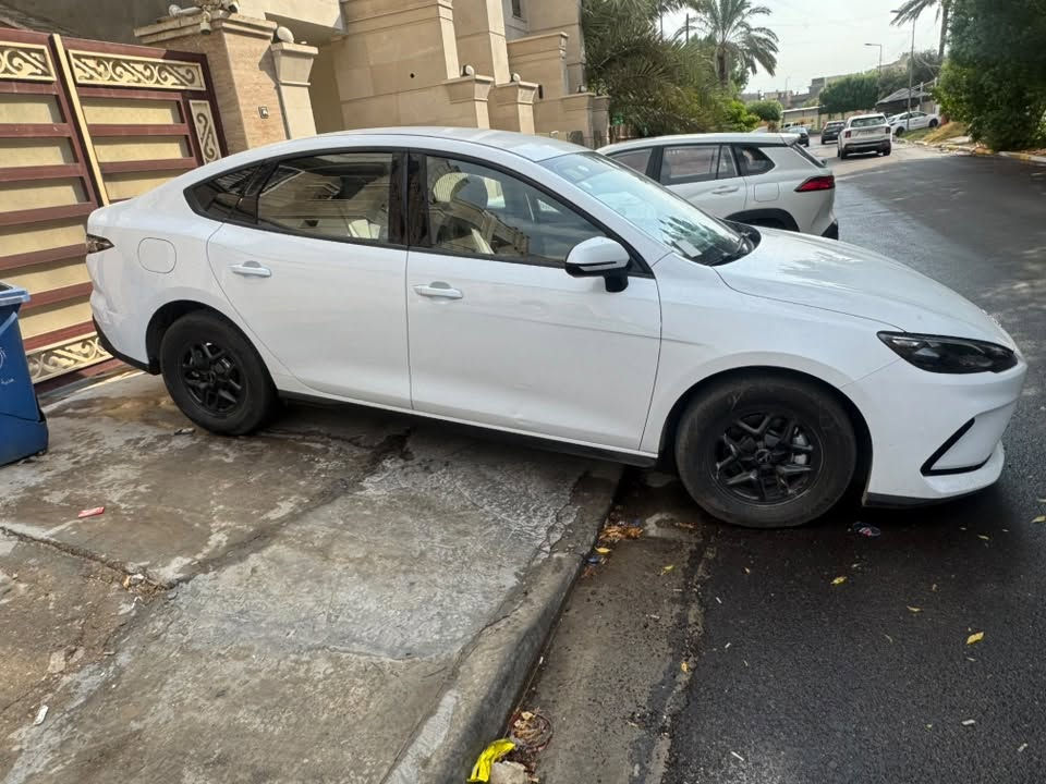 سيل 5 ماشية 6000
السياره اخت الزيرو بيها شخطين ورصعه بالباب الصدر  اصغار  موضحه بالصور والباقي مكفول السعر 21800 قفل مكان السياره اليرموك 
***********
