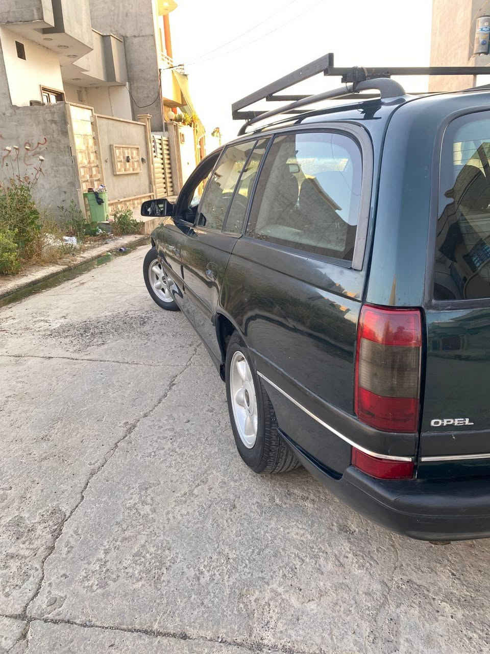 اوبل اوميكا موديل ٩٥ما بيها ضرر بس السقف مالتها مبخوخ مقحل كلشي بيها شغال جامات كهربائي  تايرات جديد بعدها وضع شركه شرط التحويل باسمي هزه جديده وسنويتها جديدها مكاني موصل ايسر رقمها اخو المميز والسعر محركها بي اثر صرف خاص  رقم موبايل ***********
سعر 40قفل
