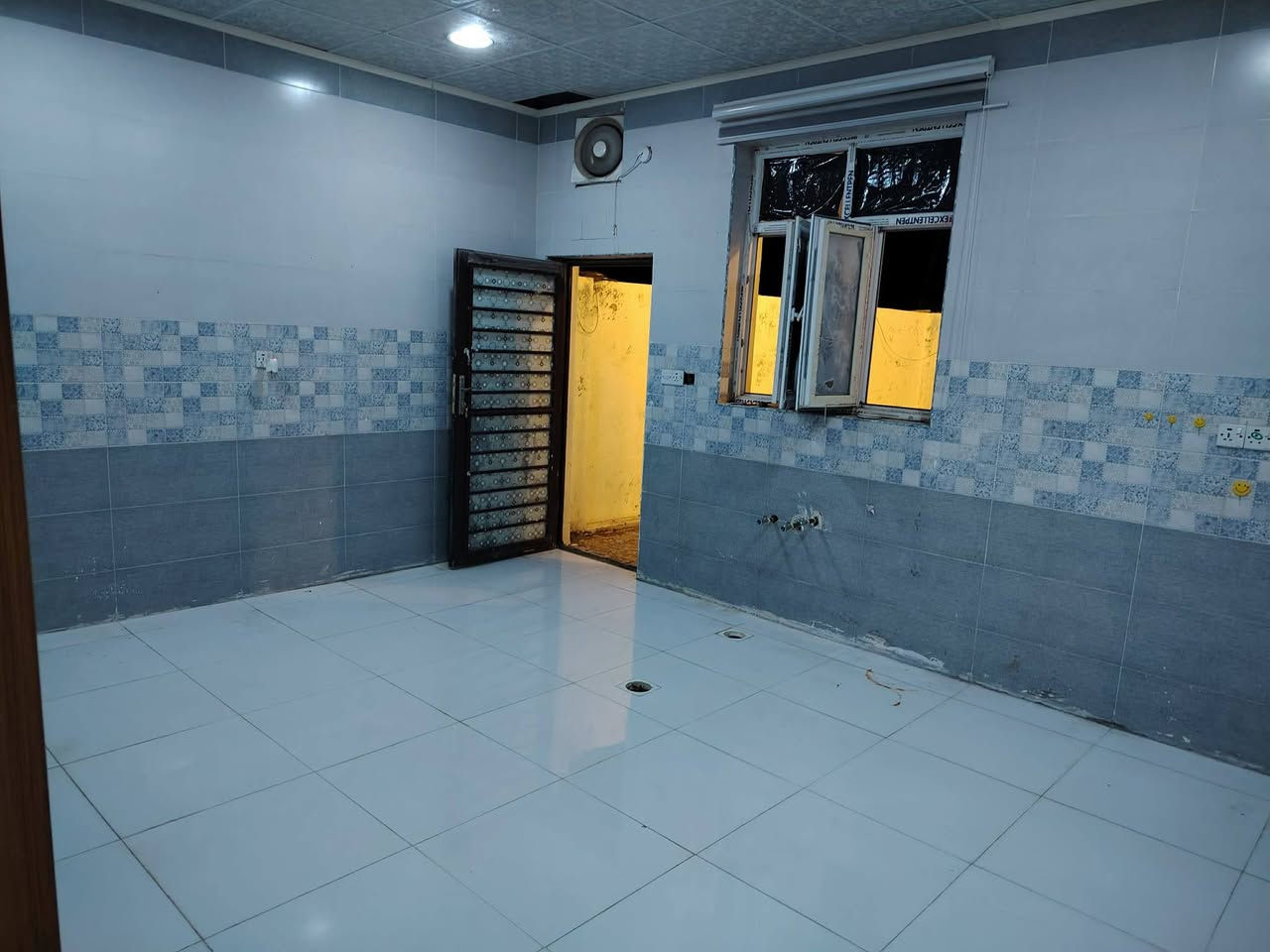 🏡 دار حديثة ومميزة للإيجار | مجمع الكرار السكني 🏡
فرصة ممتازة للسكن الراقي والمهدئ في موقع مميز!

📍 العنوان: مجمع الكرار السكني – بلوك 13 – دار رقم 19

📐 المساحة: 200 متر مربع

✨ تفاصيل ومواصفات الدار:

2 غرفة نوم بتصميم مريح

استقبال واسع مثالي للضيوف

صالة معيشة واسعة للعائلة

2 حمام (مجموعات صحية متكاملة)

كراج خاص للسيارة

حديقة منزلية جميلة

💰 تفاصيل الإيجار:

بدل الإيجار: 400 ألف دينار شهرياً

نظام الدفع: مقدمة 3 أشهر

📞 للتواصل والاستفسار المباشر: ***********
