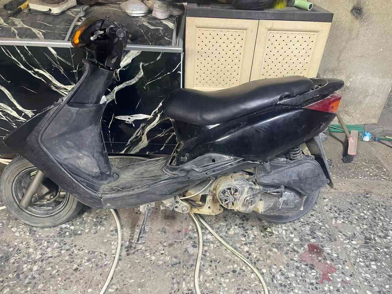 السلام عليكم دراجه بريز لايت جوه الدراجه كفراته كلها كاملات بس تعبانات سعر الدراجه ٢٥٠ وبيها مجال بصيط العنوان الشعب ***********
