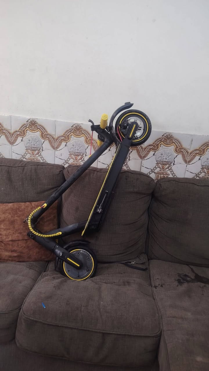 سكوتر للبيع بس نقص شاحنه السعر ١٥٠ المكان ابو دشير ***********
