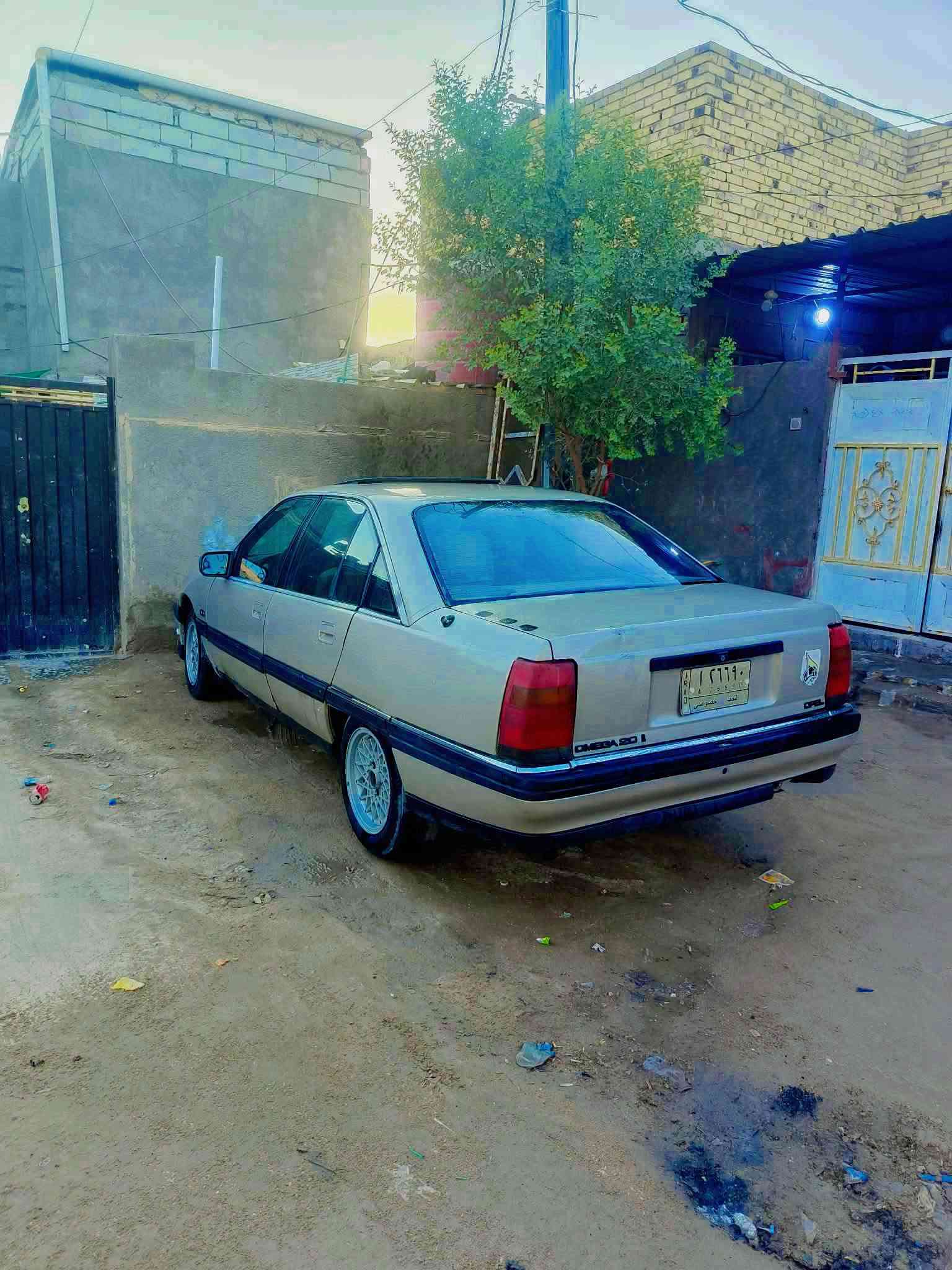***********

نص مكتوب في الصور:
- السلام عليكم للبيع اوبل اوميكا موديل 93 رقم نجف تحويل مباشر سنويه 27 فول مواصفات اربع تجاوي فتحه بالقماره كير اوتوماتيك محرك جديد سياره جديده مال جناي حداديه خلفيه واماميه جديده كهربائيات كلها شغاله سعر 20 وبيها مجال مكاني نجف