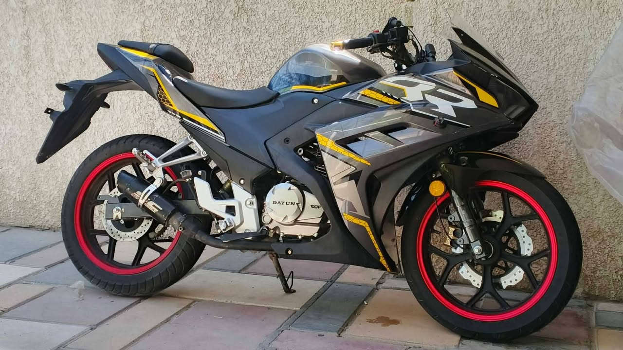 دايوان R200 
كفالة عامة اوراق كاملة كن من سيزر بيهة تلحيضات فايبر كلاس بل كفر سرعة 150 ماشية 6000 السعر 1700 وبيهة مجال للطيبين 
عنوان الدورة ***********

