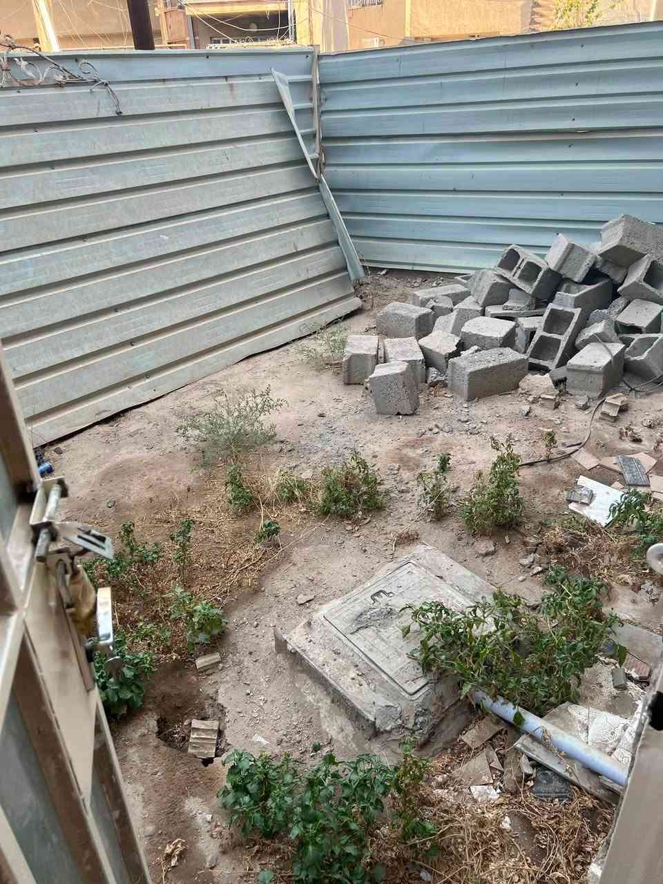 البيع موقع البيت السيديه الشارع التجاري / المساحه 50 متر / الواجه 5-6 / النزال 5•7 / مع تشجير 50 متر بصف البيت / يحتوي البيت ثلاث طوابق بمدخلين / ثلاث غرف نوم / صاله / مطبخ/حمامين/حولي/منور/سطح رقم ***********
