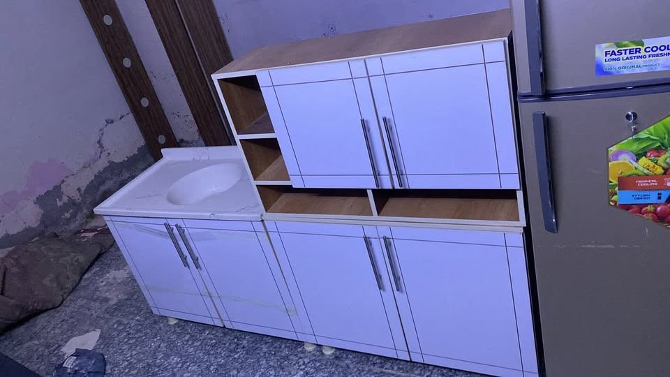 ثلاجة Enkidud بابين جديدة ما مستخدمة 
 تبريد سريع ومساحتها حلوة نظيفة من الداخل ومرتبة

و الكاونتر هم للبيع
نظيف ومرتب و عملي ومساحته حلوة 
بي عدة خزائن ورفوف للتخزين 

التواصل ؏ هذا الرقم ***********
