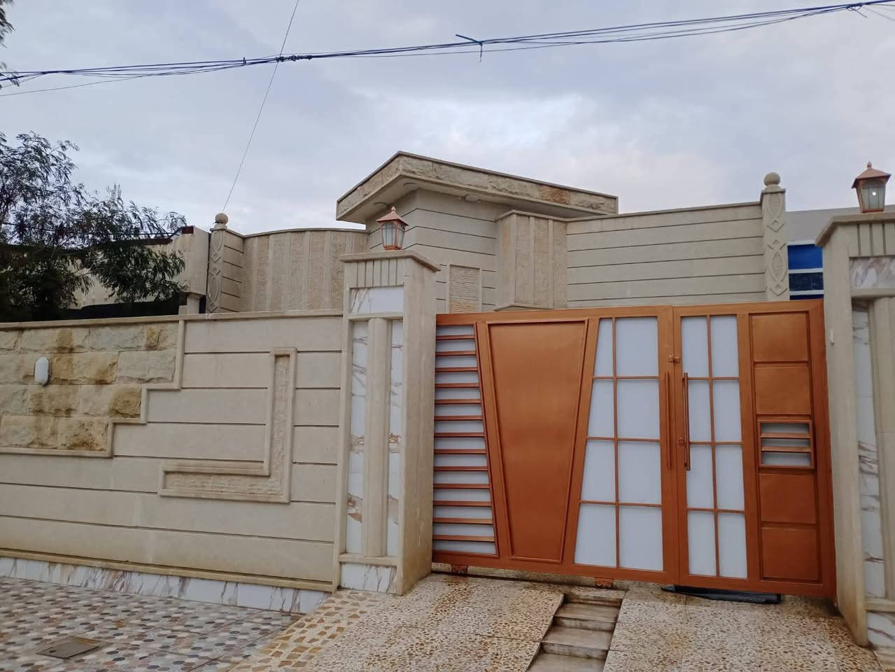 دار سكن تكريت القادسية حي الجامعة للبيع فقط مساحة 300متر 10في 30طابق واحد غرفتين نوم صالة كبيرة مطبخ حار بارد استقبال صحيات داخلية وخارجية سطح شتايكر أرضية كاشي مطعم مرمر رباط كامل واجهة حجر حديقة داخلية شارع 15متر بناء حديث ***********
