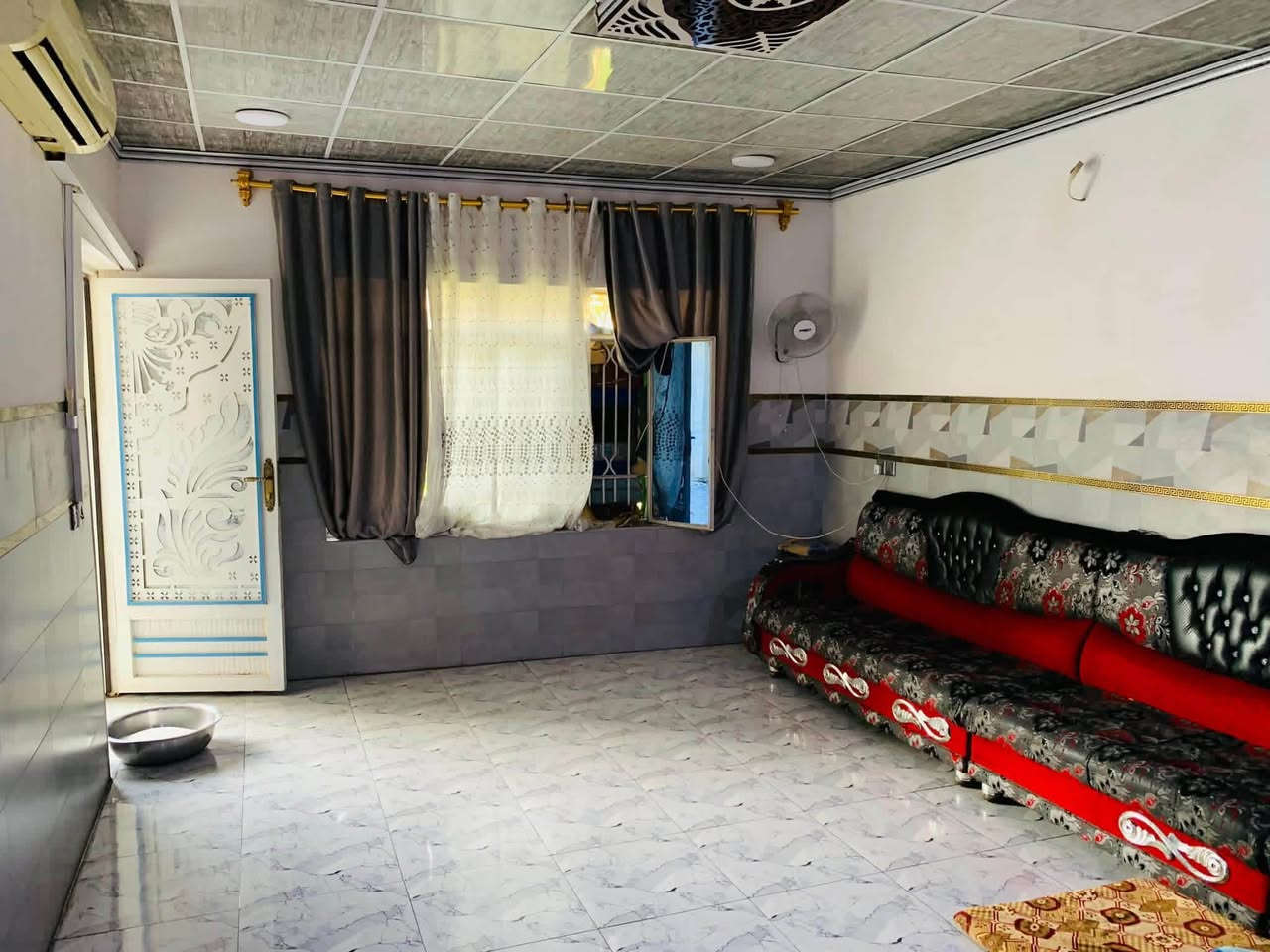 عندي بيت مساحته ٢١٤ متر طابقين جبهه ١٢ متر  طابق الأول غرفتين نوم وهول واستقبال ومطبخ وكراج وحديقه وتواليت خارجي واجهة البيت كلها حلان والطابق الثاني ثلاث غرف نوم وهول ومطبخ وخدمات وبيتونه كاشي والسطح كاشي أيضا سند طابو الزهور تحويل مباشر الطابق الأرضي محدث سيراميك وسقوف وأبواب بلاستك   قرب عداديه فاطمه الزهراء حي التاميم السعر 225مليون اتصل *********** أو ***********@

