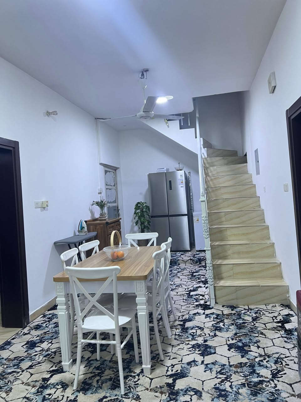 دار للبيع في مجمع الفاروق 1 المرحله الأولى مساحته 200م طابقين الطابق الأول غرفتين وصاله وديوانيه ومطبخ وحديقه وحمام 
الطابق الثاني غرفتين وصاله وحمام السعر 175مليون قابل للتفاوض للاستفسار الاتصال على الرقم ***********
