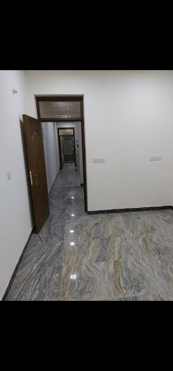 السلام عليكم 
مشتمل / طابقين 
#للايجار  
المساحه ٨٠ متر 
غرفة نوم عدد (٣) مساحة الغرف متفاوته
، وصالة ضيوف
 ومطبخ مع مخزن 
 و خدمات 

المشتمل نظيف جدا وجاهز للسكن 
الموقع / بغداد ، حي الجامعة / قرب جامع نجمة 
#للعوائل فقط 
#مبلغ الايجار / ٩٠٠ الف قابل للتفاوض  مع #تامينات مقدارها مليون دينار عراقي  تعاد بعد تسليم الدار 
هاتف / ***********
