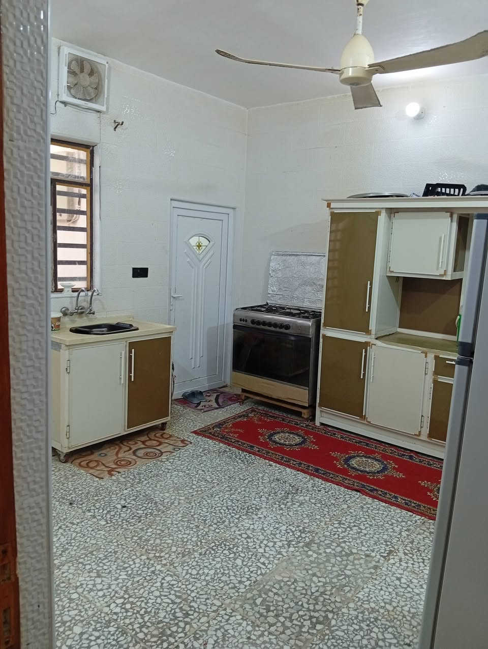 السلام عليكم بيت للبيع  زراعي بداية طريق السنية مقابيل ابو التنانير قريب من بانزين خانه الشموس جهة طريق الزوار مجمع جديد مجمع المدينه الملكيه بناء جديد زراعي سند 25البيت  مساحته 300 ركن ع شارعين اول بيت واجهه 25نزال 12ونص يحتوي على استقبال 6*4 صاله 8*4 غرف 4*5 مطبخ 4ونص*4 صحيات داخليه وخارجيه منور بيتونه كبيرة مع مخزن كراج سياره مسقف طارمه حديقه 140 السطح شتايكر البيت كله كاشي موزاييك المطبخ جدران سيراميك مع الصحيات شبابيك وبيبان تسكام درجه اولى البيت طابوك والعكاده شيلمان بلجيكي مشروط خدمات فول ماء كهرباء مولده اناره ليليه عرض الشارع 12متر للاستفسار ***********
