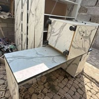 رفوف استخدم 2 شهر للبيع مع ميز قطعتين الطول 2 متر عرض 1 متر العمق 50سم...