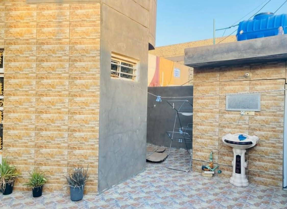بيت طابو صرف حي الفرات عن شارع الصب ١٠٠ متر
غرفتين ومطبخ وصاله و براني صحيات عدد ٣
بناء حديث 2017 مساحة 200 م السعر
هذا رقم توصل ***********
