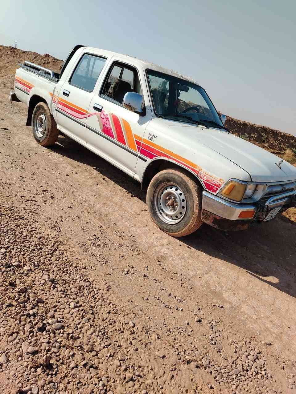 السلام عليكم بيكم تيوتا للبيع موديل 1993بلادي مابي قطره صبق نضيف داخل ازرك حار بارد تبريد بس يريد غاز شقال محرك تيوتا تخم تايرات جديد ٤ رقم صلاح الدين بسمي ال سعر 80 وبي مجال للطيبين رقم صاحبه ***********للتصال قير متواجد عل فيس
