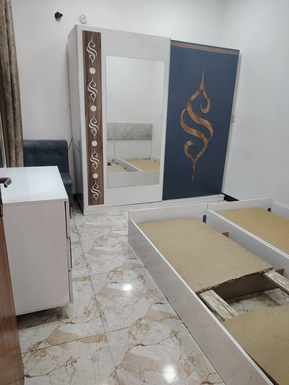 *للبيع غرفة نوم شباب مستعملة*

المكونات: كنتور بابين سلايد (باب مراية) + سرير نفرين + ميز مرايا 3 جرارات + كومدي.

العنوان: بغداد / العامرية - حي حطين قرب نفق الشرطة
الحالة: الكنتور والميز نظاف، قاعدة السرير مكسورة تحتاج تصليح بسيط موضحة بالصور.
السعر: *275 الف وبي مجال*
التواصل واتساب: *********** 
رصيد***********
