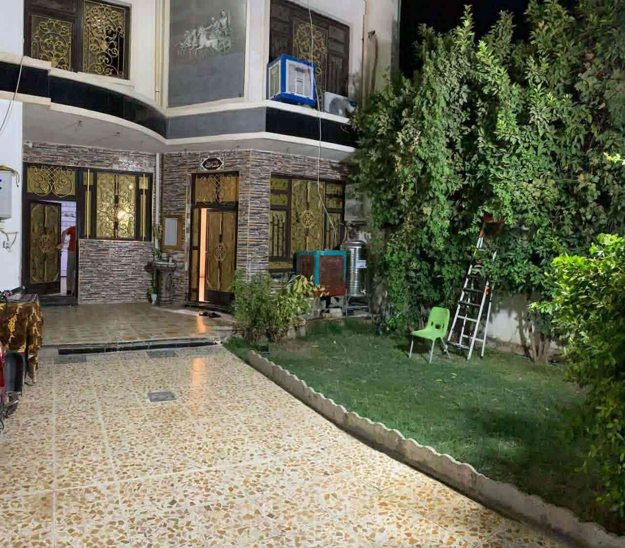 السلام عليكم ..
منزل للبيع في حي الرسالة شارع مصرف بغداد المساحة 205 الواجهة 7.5 النزال 27 يحتوي على غرف عدد 4 وصالة عدد 2 وحمامات عدد 2 وبيتونة طابق ثالث واستقبال الأرضية للطابق الأرضي كاشي مرمر والطابق الثاني سيراميك ويحتوي على حديقة وكراج سيارة السعر  170 مليون وبي مجال .
للتواصل : ***********
