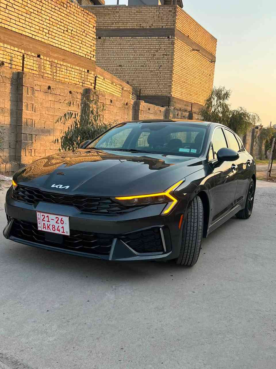 *مواصفات كيا K5 2025 EX*
*التفاصيل الاساسية:*
- *الموديل*: كيا K5 2024
- *الفئة*: EX
- *اللون*: رمادي غامق خارجي - اسود داخلي
- *الويل*: 18 انج اسود
- *الرقم*: اربيل
- *الوارد*: امريكي

*المواصفات الخارجية:*
- شباك امامي كروم اسود "Tiger Nose"
- لايتات LED امامية بتوقيع حرف Z
- لايتات خلفية LED متصلة بعرض السيارة
- حساسات خلفية + كاميرا رجوع
- مرايات جانبية اشاير + طي كهربائي
- دفيوزر خلفي بسيط

*المواصفات الداخلية:*
- *شاشتين متصلة 12.3"* Panoramic Display - عدادات ديجيتال + شاشة وسط
- *كاربلاي وايرلس* + اندرويد اوتو - باين بالصورة شغال خرائط
- *الداخلية*: قماش × جلد اسود
- *الستيرن*: جلد + تحكم متعدد + مثبت سرعة
- *الكير*: اوتوماتيك 8 سرعات
- *التبريد*: دبل زون ديجيتال لمس
- *ميزات*: بصمة تشغيل - تشغيل عن بعد - مثبت سرعة

*المحرك:*
- *المحرك*: 4 سلندر 2.5L GDI تنفس طبيعي 191 حصان
- *الكير*: 8 سرعات اوتوماتيك
- *الدفع*: امامي 2WD
- *انظمة القيادة*: Eco - Smart - Sport - Comfort

*الامان:*
- 6 ايرباك
- نظام الثبات + مانع انزلاق
- كاميرا رجوع + حساسات
- تنبيه الخروج من المسار على الاغلب
الحادث صبغ نص الباب والجاملغ الخلفي بارد

‭***********
