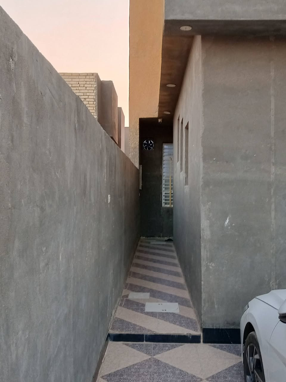 🚨 إعلان بيع:دار سكن  طابو صرف بناء حديث وبسعر مناسب جدا 🚨 
📍 الموقع:   

بابل - الحمزة الغربي - حي  الحوراء السعر المطلوب 300مليون وبيه مجال اخوان الدار مطلوب سلفه اسكان تريد نسدد او استقطاع من السعر حسب الاتفاق تفاصيل الدار عرض الشارع 15 متر 

📄 الوضع القانوني:

طابو صرف تحويله مباشر بسم المشتري 

📐 المساحة والإنشاءات:

المساحة:  (250). متر 
اط

المباني: بناء حديث 

 الدار يتكون من طابقين 
الطابق الاول 
كراج سياره 
حديقه واسعه 
استقبال الطول 8متر
صاله طابق الارضي 7×5
الصاله الطابق الثاني 9×5
غرف نوم  عدد اثنين  الطابق الاول 4×5
الطابق الثاني 
غرف نوم عدد اثنين 5×4
مطبخ بارد 5×4
مطبخ حار 
صحيات داخليه 
صحيات خارجية 
صحيات الطابق الثاني أيضاً 
السقف كونكريت مسلح 
الارضيه درجه أولى 

⚡ الخدمات المتوفرة:

خط ماء إسالة.

تبليط
مجاري حديثه 
كهرباء وطنية.

خط مولد 
📞 للاستفسار والتواصل (على مكتب اسوار المدحتيه للعقار الكائن في حي الحوراء مقابل السايلو):

يرجى الاتصال أو المراسلة عبر الواتساب مباشرة على الرقم التالي:

 ***********👉👉👉***********
                           عماد ابو نور
