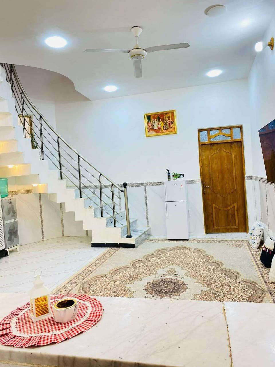 السلام عليكم دار للبيع ، مساحة ١٤٠ واجهه ٧ ، نزال ٢٠ طابق ونصف  الطابق الاول يحتوي على غرفة نوم + صالة +استقبال + مناور عدد ٢ + مجموعه صحية + كراج سيارة  الطابق الثاني يتكون من غرفة نوم + صالة  كونكريت بناء ٢٠٢٥  العنوان مغربة ، شارع فرن تاج الدين   بصف الركن ع شارع ٢٠  فارغ مبيه الي يشتري راسا يسكن بيه السعر : ١٥٩ وبيه مجال  ***********
