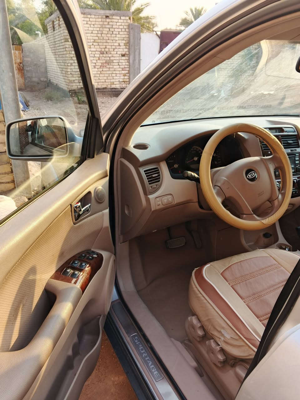 السلام عليكم 
كيا سبورتج 2006 خليجي مكفوله عدا شخوط بسيطه مجرد تكحيل 
السعر 100 وبيها مجال بسيط 
باقي التفاصيل اتصال ***********
