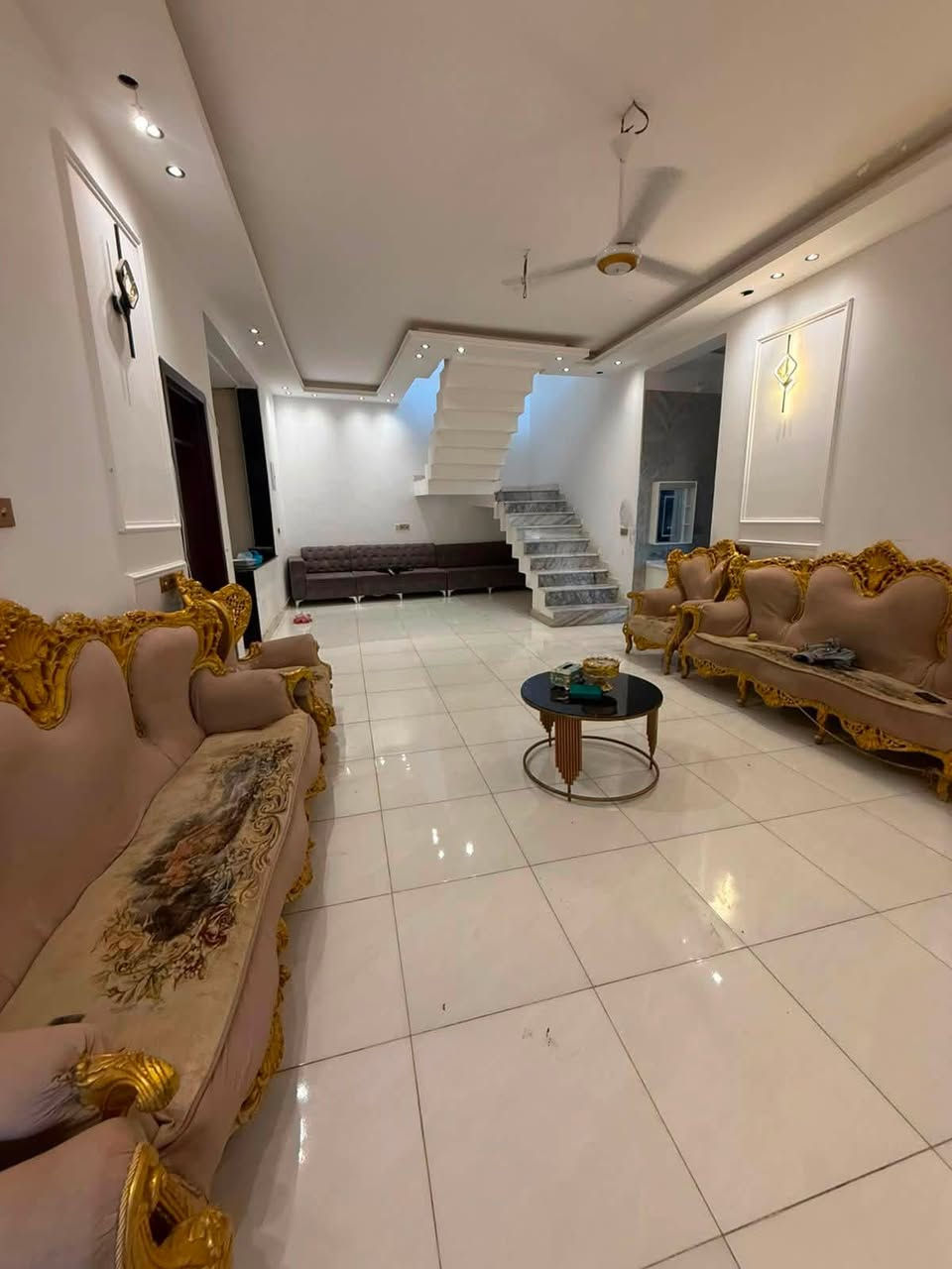بيت للبيع المساحه 1000م
بناء جديد اساس وسقف كونكريت. طابوق 

غرف عدد 2 +صاله +استقبال+مطبخ حار وبارد+مجمع صحي +حديق + كراج سياره

 

حي الجامعه قرب محمع حيدر حجي هندي 

للاستفسار:***********
