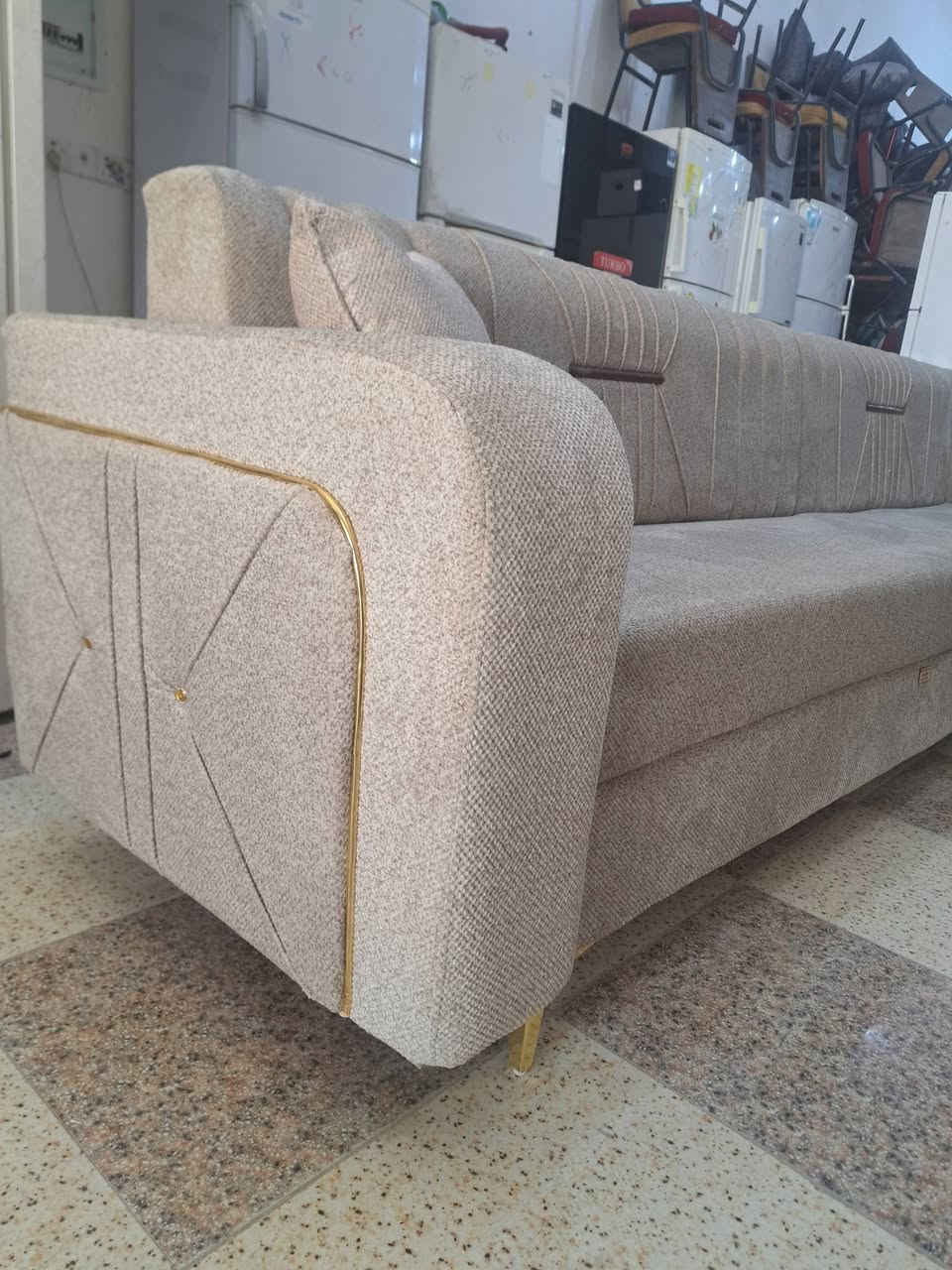 العنوان مقابل ملعب #الشطره الولمبي.  مجمع بركات الصادق. #رقمي *********** تخم مودرن تفصال درجة اولى خشب بلاويد اسود الضهر خشب جام روسي الاسفنج طبي امتياز اول  طول التخم ٧ ونص رجلين حديد درجة اولى
