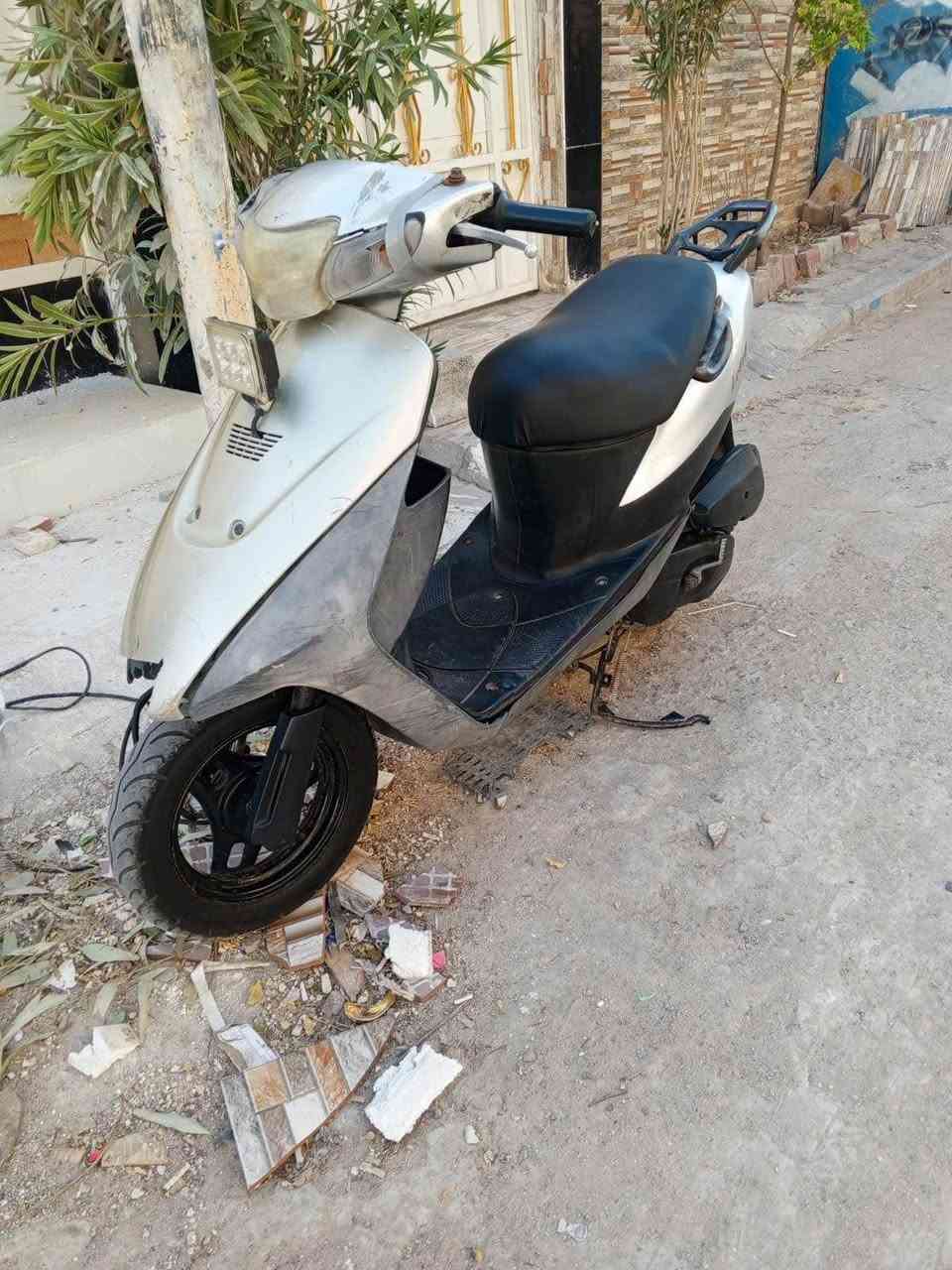 سلام عليكم سازوكي مجفتة مرة وحدة نضيفة كهربائيات شغالة سعر 250 وبيها مجال 

‭***********‬رقم عمارة, ميسان
