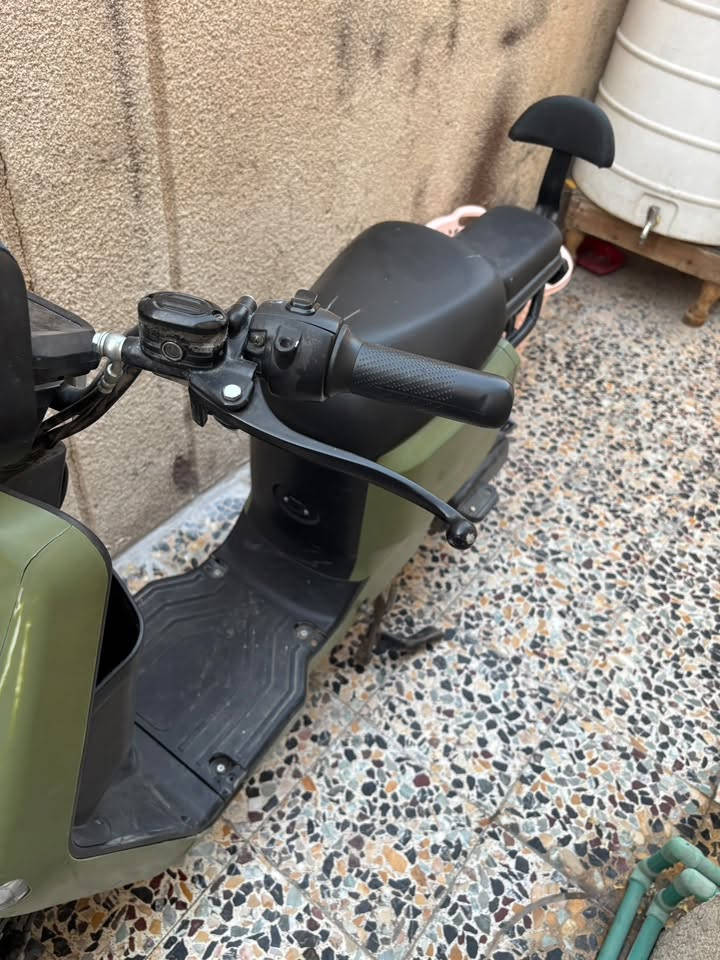السلام عليكمR900 للبيع الدراجة كفاله بطاريات وملف وعقل كفاله من كلشي وجاهزه وين ما تحب افحص وانطيك ضمان مفتوح شگد ما يعجبك الدراجة مال كراب تاخذها تروح وتجي وتفتر بيها ما بيها اي نقص ومواصفاتها حلوه 
السعر 400 وبيها مجال
*********** 
مكاني بصرة شارع الكورنيش
