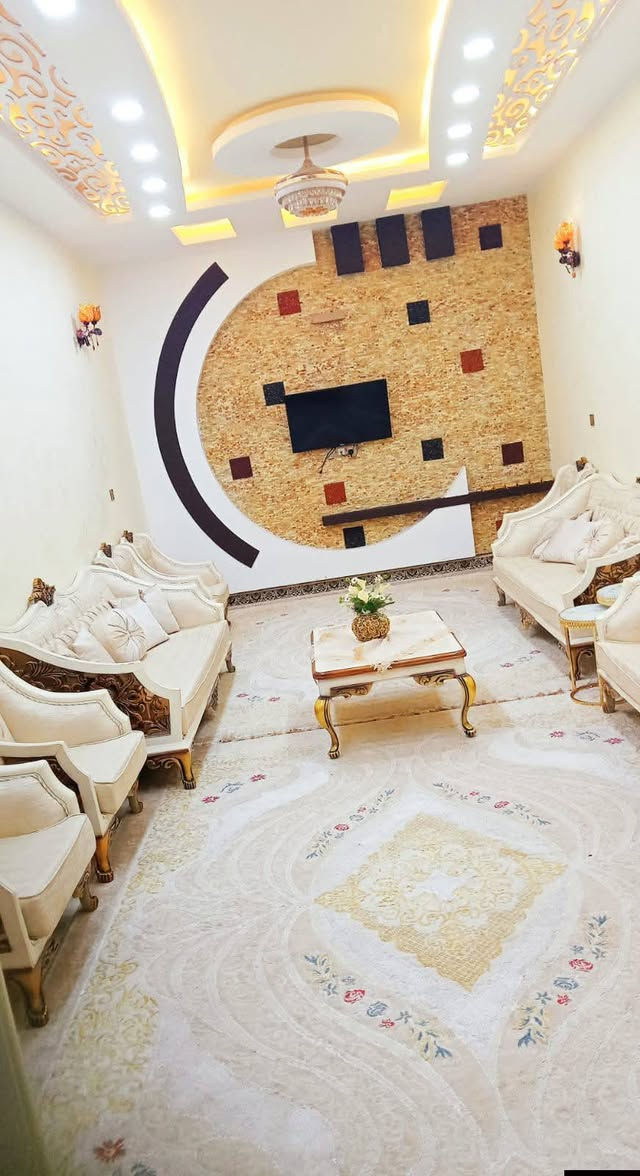 🏡  دار سكـن للبيـع
📍 الموقع: حي الجوادين – مقابل الضغط العالي قريب من شارع 30
📐 المساحة: 285 متر مربع
واجهة البيت 12.5
مواصفات الدار:  طابقين بناء حديث كونكريت مسلح سقوف جبس بورد وسقوف ثانوية 
أرضية الطابق الارضي مرمر والطابق الثاني بورسلين
 استقبال كبير 
7 غرف
مطبخ
3 صالات 
صحيات داخلية 4 وخارجية 1
كراج

📞 للاستفسار والتواصل يرجى الاتصال على الرقم: 
 ‏‪***********‬‏
***********

