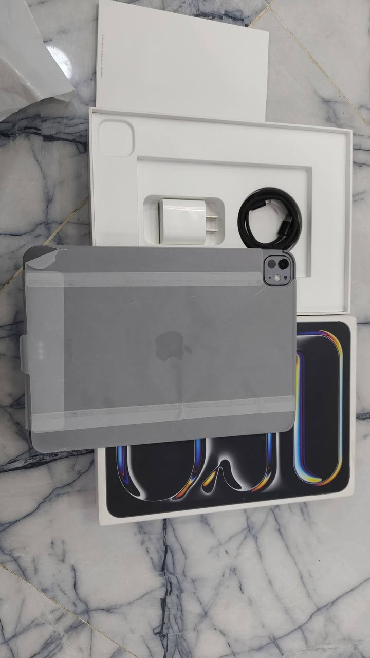 ipad 11 pro M5 13
ايباد M5 حجم 13 فقط مفتوح من الكارتون مالته مامستدخدم ذاكرته 256 لون مميز الايباد مامستدخدم فقط مفتوح من الكارتونه ملحقاته كامله لزكه ضد الكسر ويا وكفر دفتري السعر خاص اخوان رجا الموشراي لايعلق ولاينطي سعر من يمه  متواجد فقط اتصال 
متواجد توصيل 
***********
