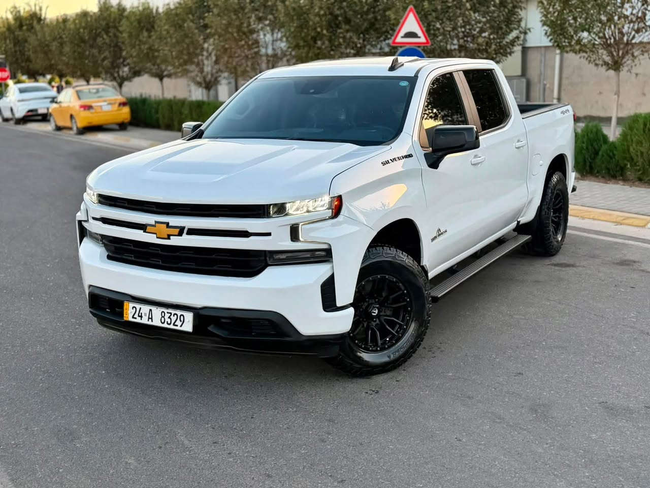 بسم الله الرحمن الرحيم
ارخص سعر كل عراق  219$ ورقة  قفل🔏🔥🔥👋🏻👋🏻

شيفروليت سيلفرادو موديل 2019 شكل جديد V8
باب طويل بدي قصير مرغوب ✅

مواصفات TRUE NURTH LT فول مواصفات
فتحة و فور ويل دفع رياعي 4X4

محرك V8 5.3L تمانية سلندر محرك مرغوب 🔥🔥
گير و محرك بشرط برغي مامفتوح ✅…. 
گير و محرك كهربايات شرط جديد جديد  .........
▫️فور ويل دفع  رباعي 4x4
ماشي 82 الف حقيقي ✅📦

▫️سيارة داخل كلين تايتل✅
🔹صار بلعراق ( نص بابين صبخ جهت سكن )
🔹بجم أمامي و خلفي كپس بدون أيرباگ
🔹أيرباك كل بيلادي سليم ١٠٠/١٠٠ ✅
🔹سيارة جديد حيل حيلوة نضيفة 📦📦

🔹اربع تاير و ويل جديد بدون مصروف ✅

مواصفات// 
بصمة . فتحة . فور ويل .  رادار أمامي .  . لايت ليد و زينون . شاشة كبير  .شاشة و كاميرا. كشن جلد و كشن قاصة . كشن تتفيئة . ستيرن تتفئة . كشن كهربا . اوتو ستار ستوب . بريك بصمة .جام خلفي كهربا . تبريد مركزي . ليد داخل بدي . بلاجكتور . بكلايت ليد . تحكم ستيرن. تحديد سرعة . ويل كاب … 

محرك گير صدر حداديه تبريد تخم تايرات جاهزة 🧿🧿

رقم و سنوي جديد تحويل مباشر… 
رقم مميز سنوي بأسمي تحويل بشرط......

مكان سيارة سليمانية… 🙏
                                                   ☎️:***********
    *********** واتساب
