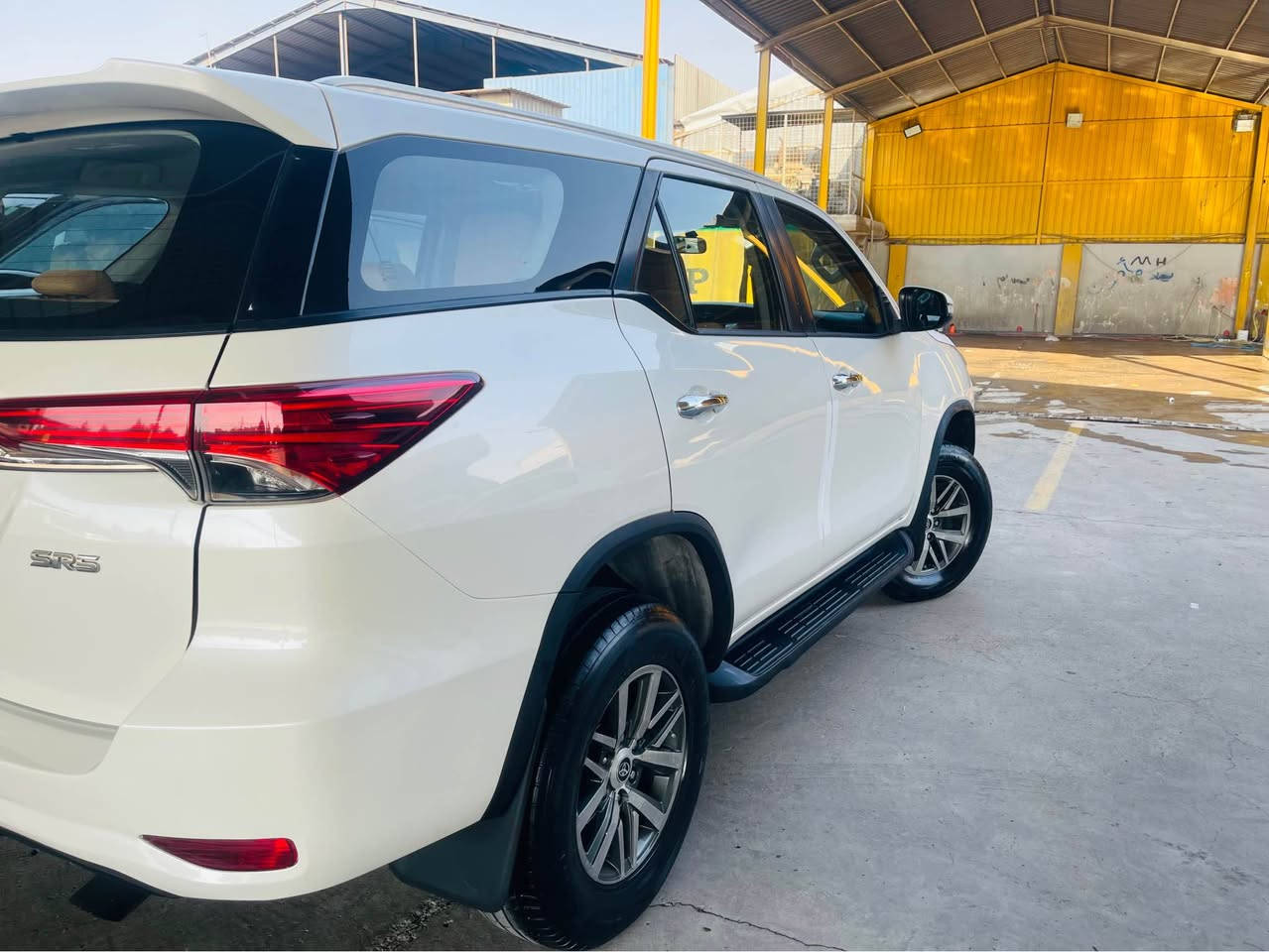 پۆستی فرۆشتن - Toyota Fortuner 2020

للبيع: Toyota Fortuner 2020 4x4
بۆ فرۆشتن: تۆیۆتا فورچنەر 2020 دیزڵ فور ویل 7 کورسی

---
المواصفات / تایبەتمەندییەکان:
الموديل: 2020 
المحرك: 2.8L Diesel - 201 حصان
الدفع: 4x4 + Difflock
القير: اوتوماتيك 6 سرعات
المقاعد: 7 مقاعد 3 صفوف - جلد
الممشى: [176 ] km
اللون الخارجي: [ صده في ]
اللون الداخلي: قيسي مشمشي
الحالة: فول مواصفات - رقم [اربيل ]

الميزات / تایبەتمەندی زیادە:
شاشة 8 انش + Apple CarPlay
كاميرا خلفية + حساسات
لايت LED + دبل لايت
تبريد قطعتين

باب سايق صبوغ ربع بنيد بدون حادث

السعر: [230 ورقه ] $ و مجال بسيط
العنوان: أربيل /
للاستفسار:***********

---

3 تێبینی بۆ زوو فرۆشتن:
وێنەی پاک دابنێ: 6 وێنە. دەرەوە 4 لا، ناوەوە، و مەسافەکە
ڕاستگۆبە لە مەسافە و صەبغ: کەڕی بە وێنە پیشان بدە
نرخ: ئەگەر پاکە و مەسافە کەمە دایبنێ 39000$ - 41000$ 

تۆ ئێستا چەند مەسافەی ڕۆیشتوە و چ ڕەنگە؟ 
من بۆت نرخێکی باشتر و وەسفێکی تەواوتریش دەنووسمەوە بەپێی حاڵەتەکەی 🚙 أربيل, العراق

