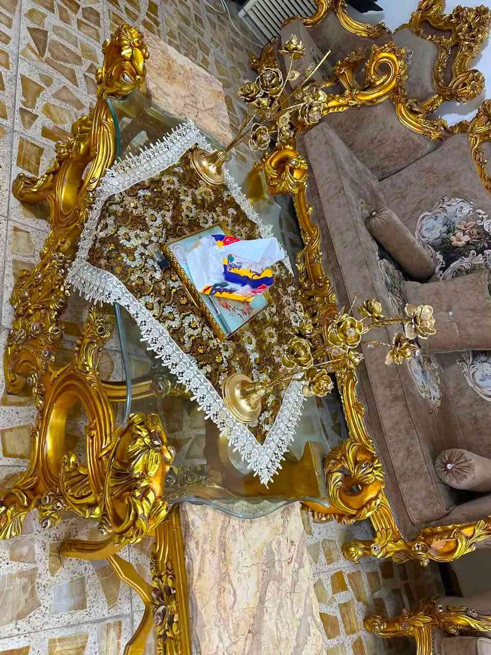 سلام عليكم
تخم مصري زان 

طبلات زان 

ميز طعام 

باترينا . زان

وميز .زان

وتمثال مال روميو وجوليت 

البيع 

المكان اليرموك 

***********

نضافه جيد جدا  بس يحتاج بعض 
الملاحضات
علمن التصوير مو واضح بل حقيقه احلى بهواي تعال شوفه وتدلل
