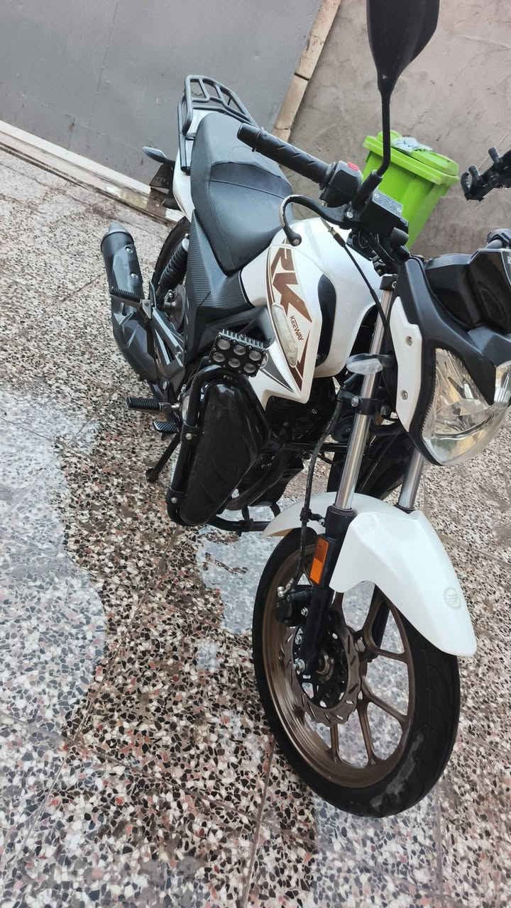 سلام عليكم دراجه البيع RK 200cc
مستعجل ع بيعته 
مكان بغداد البياع سويب 
 سعر 2400 وبيه مجال الشراي 
وياه خوذه و صندوك 
دراجه مكفوله عامه 
مو باسم شركه
رقمي  ‏‪***********‬‏ واتساب
