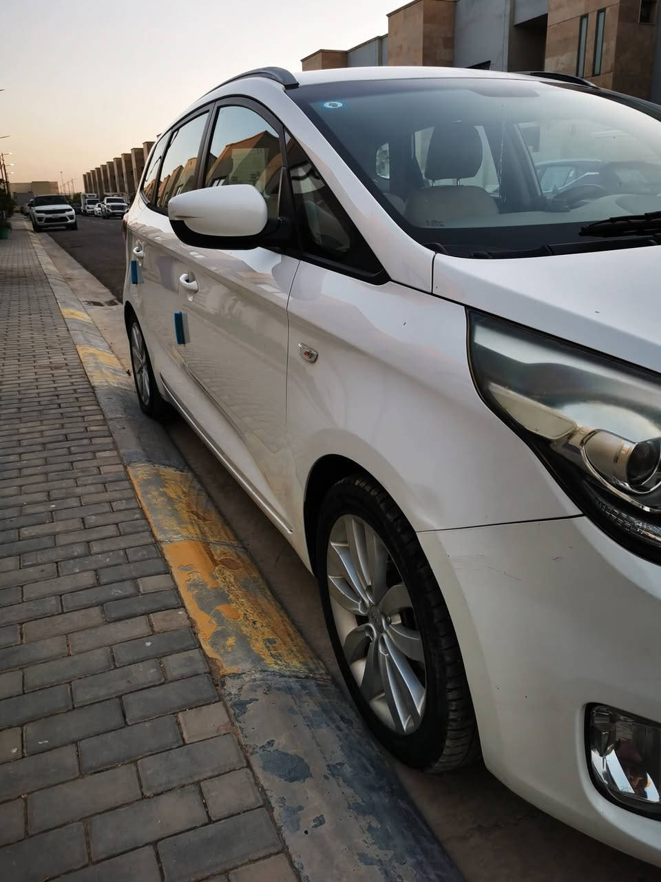 كارينز موديل 2015 ماشيه 36200 قابله للزيادة... السعر 165$ التواصل واتساب ***********
