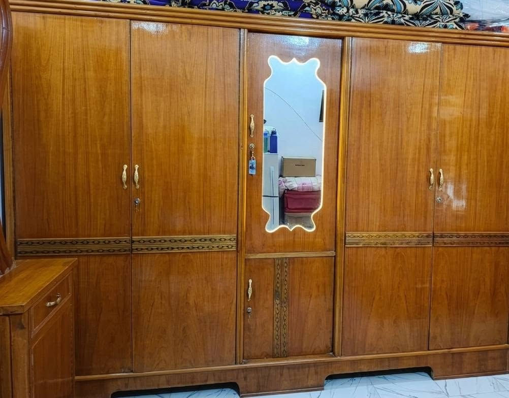 السلام عليكم غرفة اخشاب للبيع نظيفة بسعر ( 750 )  داخل النجف للستفسار الاتصال ع الرقم ***********
