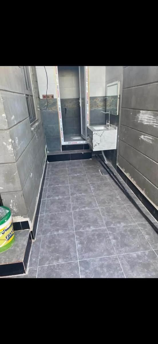 السلام عليكم دار للبيع طابو زراعي ابدايه حي البساتين ارض فدعم  مساحته 150 م وجه 9 نزال 16.5 بناء حديث سقوف ثانويه وجبسن بورد  ابواب تركيه يحتوي ع استقبال ومطبخ حار بارد وصاله وغرفتين نوم. وقاط ثاني غرفتين بالوجه مبنيات 7 سوف للاستفسار الاتصال ***********
