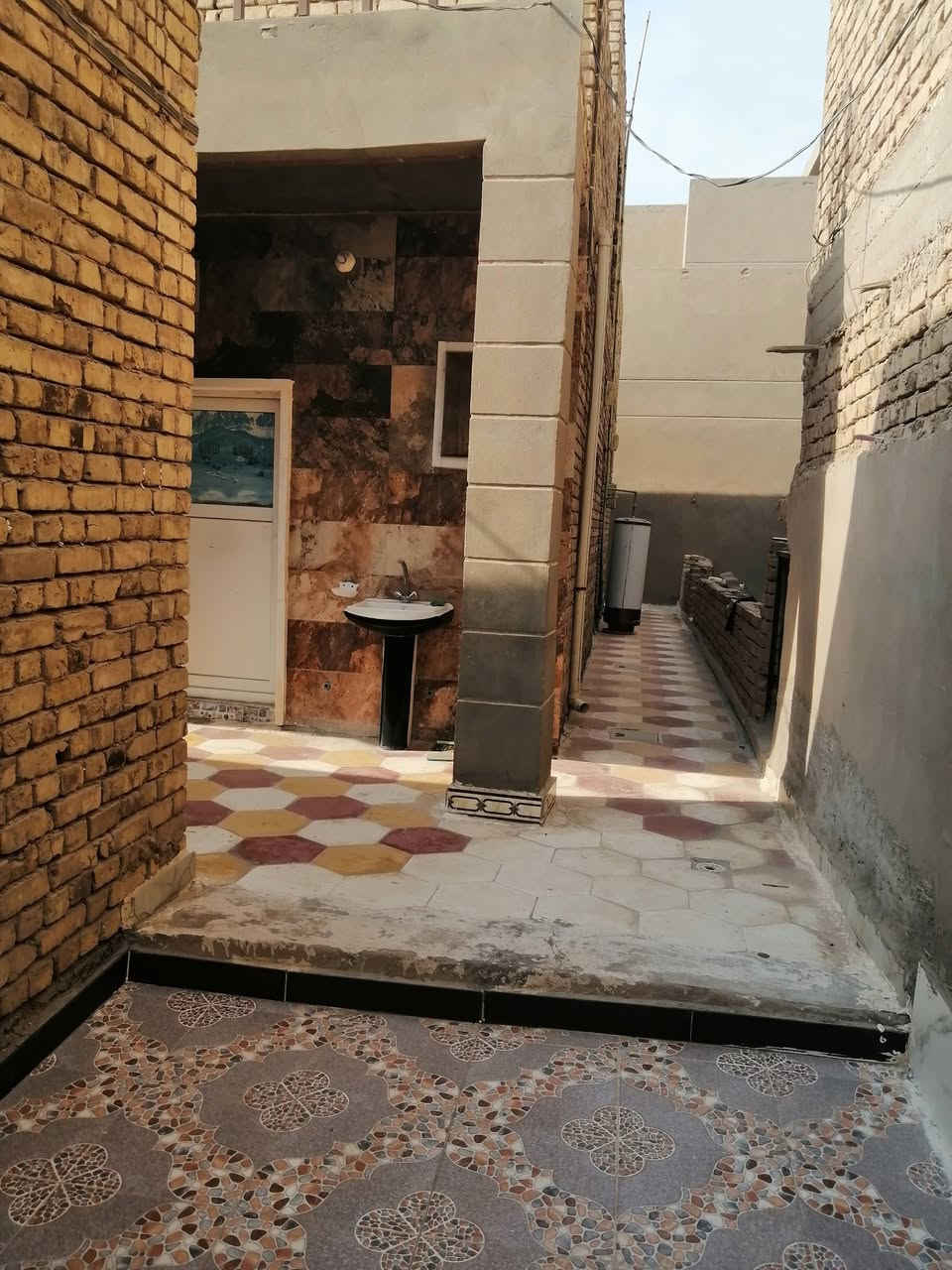 بيت اوقاف ٢٠٠م غرفتين وصاله واستقبال ومطبخ وصحيات داخليه وخارجيه. خدمات كامله مجاري وماء. وتبليط.وكهرباء ونت. حي النهضة الثالثه قرب جامع شاكر هندس ***********
