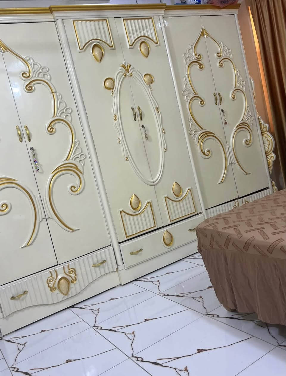 السلام عليكم 
غرفة نوم خشب عراقي 
فصال تركي 
نظيفة استخدام سنتين فقط 
كنتور 6 بيبان ملحق منه وبيه 
موجودة بغداد حي البتول قرب دائرة المرور 
السعر ( مليون وربع ) 
للاتصال ***********

