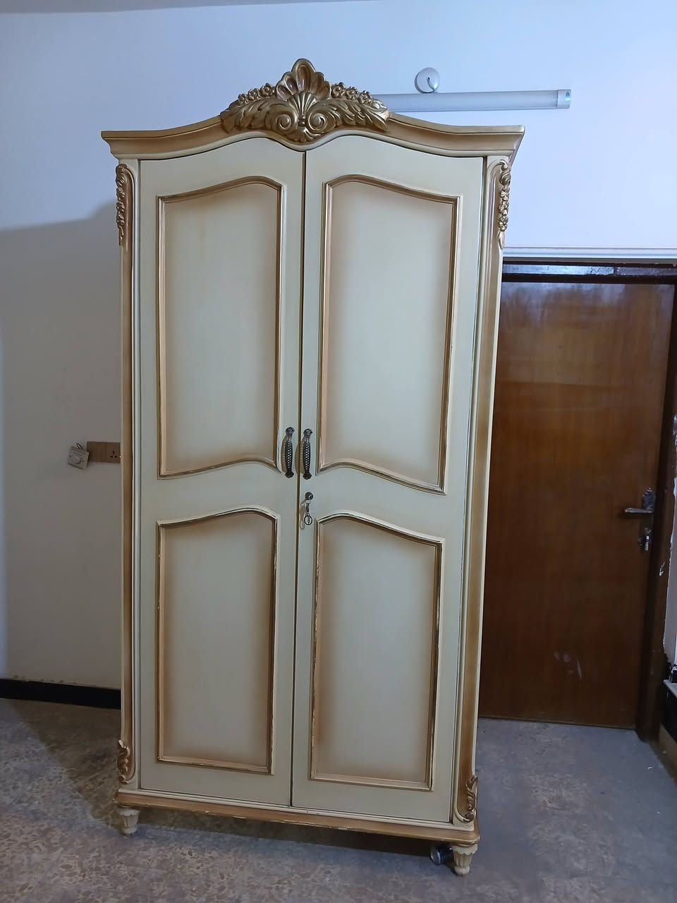 ملاحظه التصوير من داخل المخزن 

غرفة خشب زان مصري ثكيل اصلي
7 قطع
قياسات الكنتور ( 6 بيبان )
العرض 3 امتار و نص
الارتفاع مترين و 60cm
العمق 50 سم

الغرفه ببغداد و عدنه توصيل اذا جنت قريب على بغداد يعني المحافظات القريبه

سعر الغرفه 3 ملايين و نص و بيها مجال نتعامل عالسعر طبيعي

للاستفسار اكثر راسلني على الواتساب ***********
