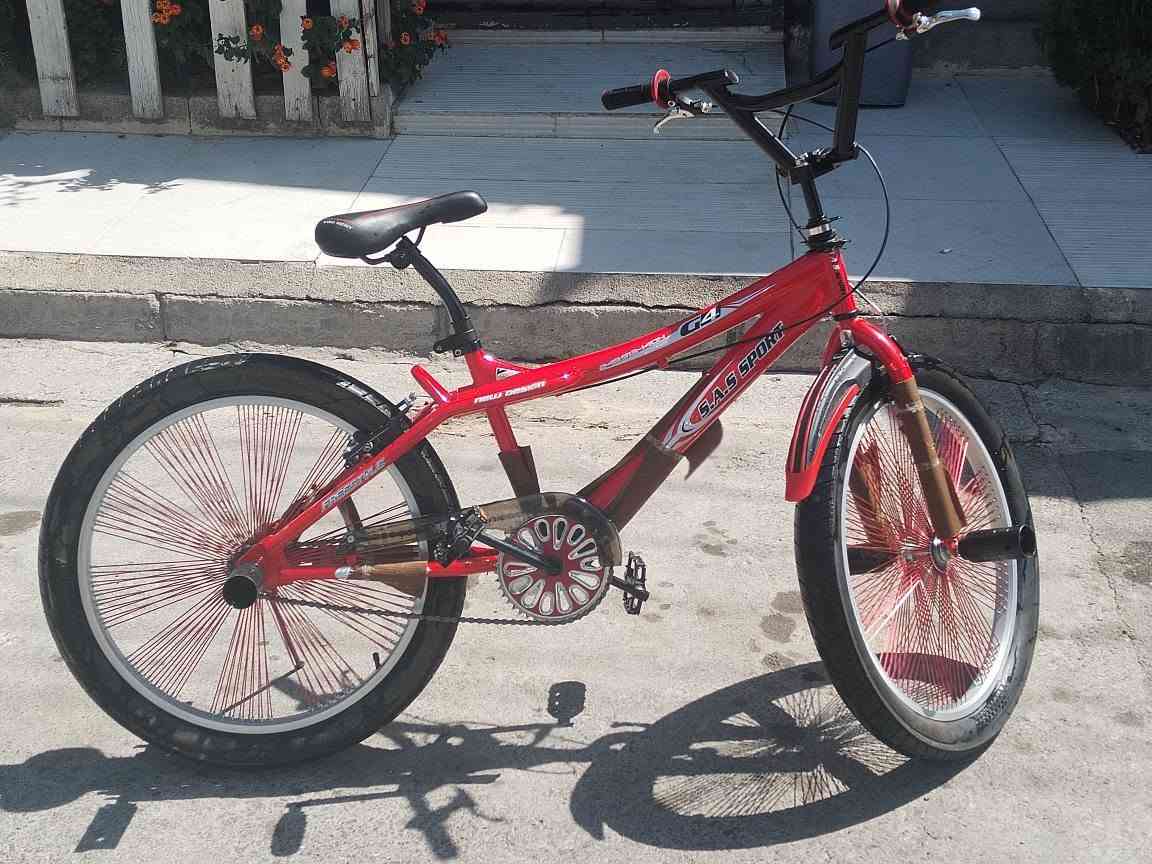 پاسکیلی BMX جۆری Bovidae بۆ فرۆشتن. پاسکیلەکە بە شێوەیەکی باش پارێزراوە و ئامادەیە بۆ بەکارهێنان. گونجاوە بۆ منداڵان و لاوان کە حەزیان بە نمایش و گەشتکردنە.

تایبەتمەندییەکان:

· جۆر: BMX (Freestyle)
· براند: Bovidae
· ڕەنگ: سوور لەگەڵ ڕەش
· قەبارەی چەرخ: ٢٠ ئینج
· دۆخ: نزیک یەک مانگە بە لۆکی کڕدراوە و کەم بەکارهێنراوە، لە ئێستادە وەستاوە.
· تایبەتمەندییە تایبەتەکان:
  · سپایکەکانی چەرخ بە ڕەنگی سوور دیزاین کراوە
  · چوارچێوەی ئاسنی بەهێز
  · زنجیرە و چەرخەکان بە تەواوی کاردەکەن
  · ئیستۆپێکی شەریکەی جێگیر (Kickstand) هەیە
· کێش: نزیکەی ١١.٥ کیلۆگرام

نرخ: ١٣٠٬٠٠٠ هەزار و مەعامەلە

شوێن:
سلێمانی، قالاوە

پەیوەندی:
واتساپ / مۆبایل: *********** السليمانية, العراق
