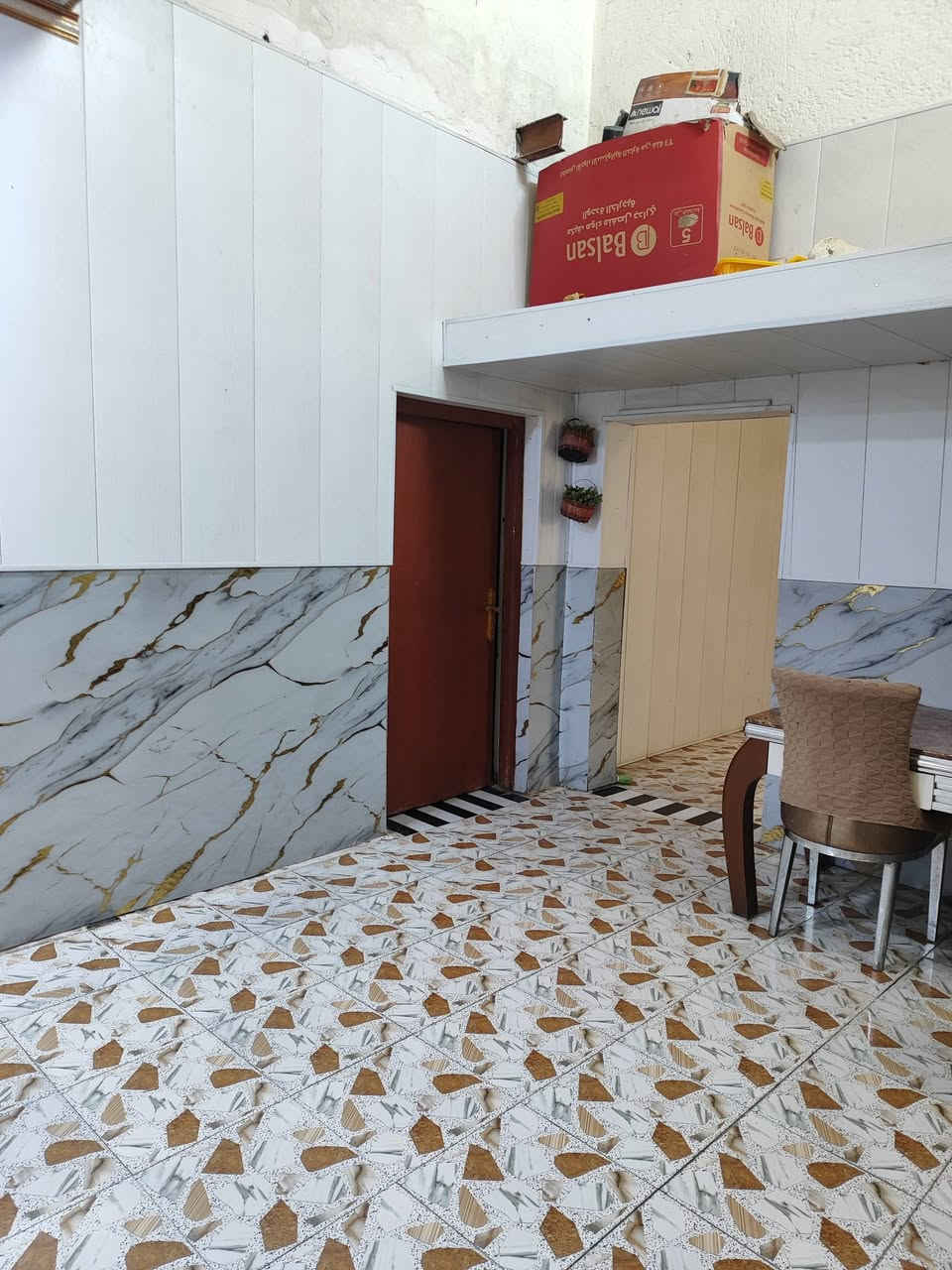 السلام عليكم
بيت للبيع طابو بستنه المساحه 220 متر 
يتكون من ثلاثه غرف وصاله ومطبخ وصحيات وبراني
بناء طابوك العنوان نهايه المشواج البساتين الشرقيه 
السعر 60 مع المجال 
الرقم  *********** واتساب
